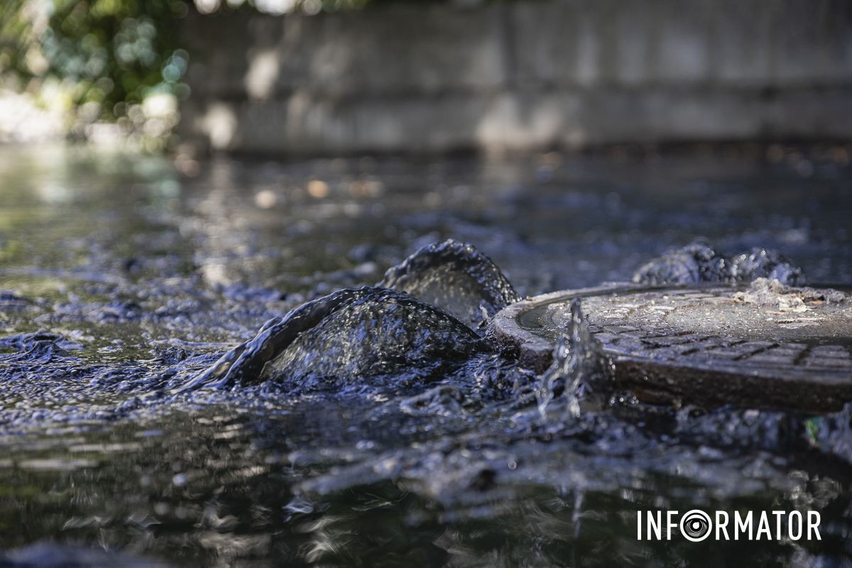 Стоит ужасная вонь: в Днепре на Набережной Победы улицу заливает черной водой с фекалиями 2