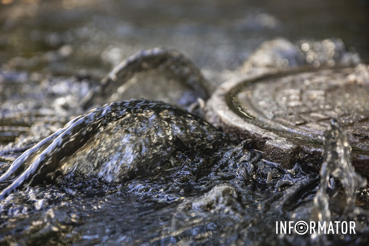 Стоит ужасная вонь: в Днепре на Набережной Победы улицу заливает черной водой с фекалиями 3