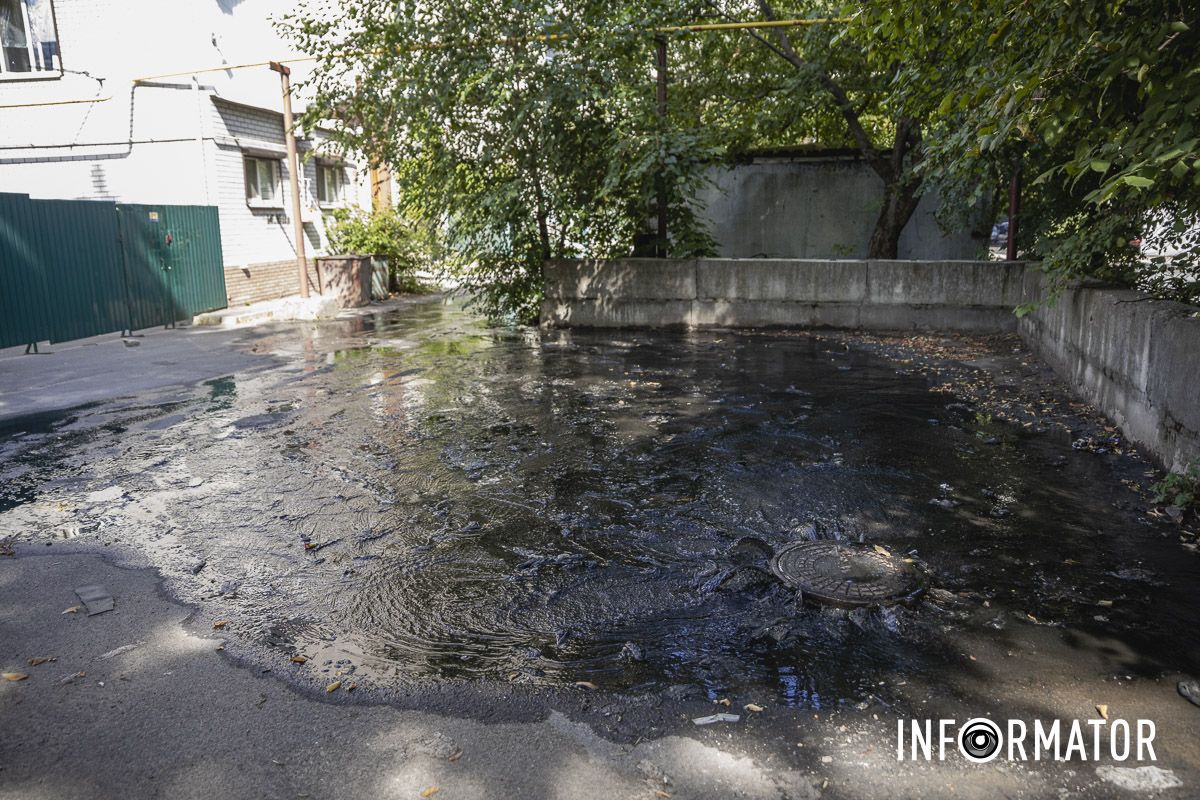 Стоит ужасная вонь: в Днепре на Набережной Победы улицу заливает черной водой с фекалиями 4