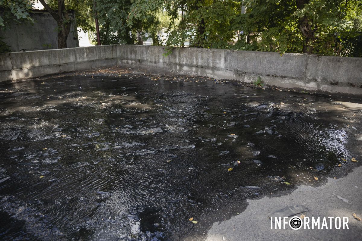 Стоит ужасная вонь: в Днепре на Набережной Победы улицу заливает черной водой с фекалиями 7