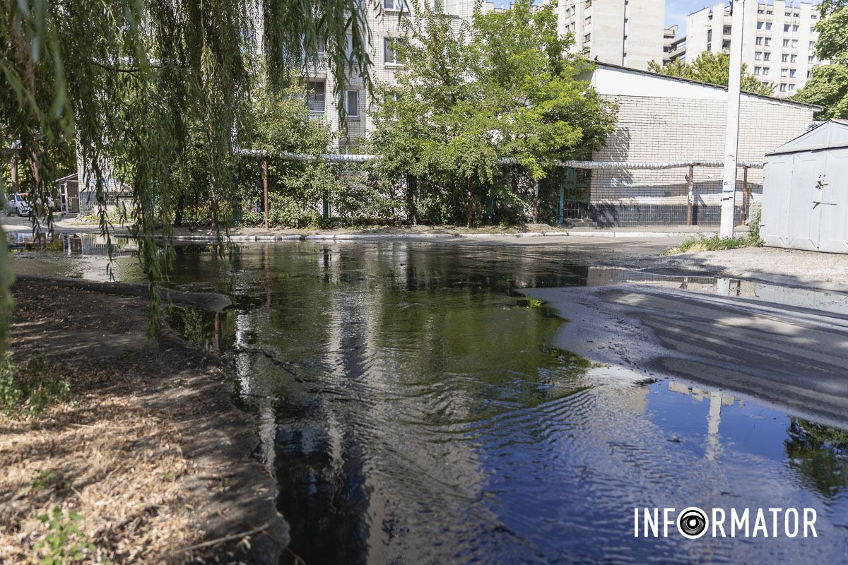 Стоит ужасная вонь: в Днепре на Набережной Победы улицу заливает черной водой с фекалиями 8