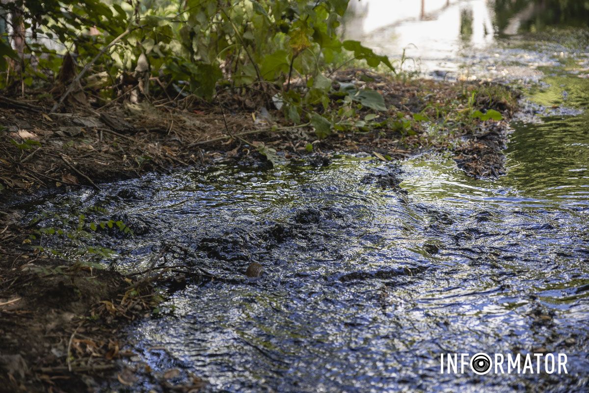 Стоит ужасная вонь: в Днепре на Набережной Победы улицу заливает черной водой с фекалиями 9