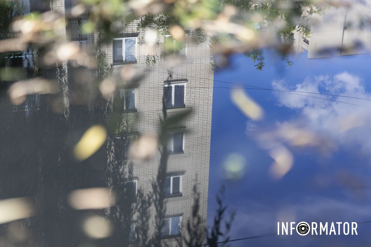 Стоит ужасная вонь: в Днепре на Набережной Победы улицу заливает черной водой с фекалиями 10