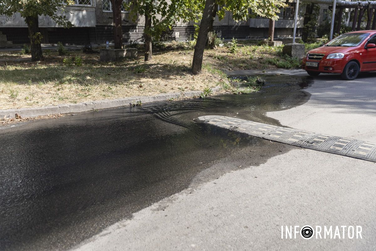 Стоит ужасная вонь: в Днепре на Набережной Победы улицу заливает черной водой с фекалиями 12