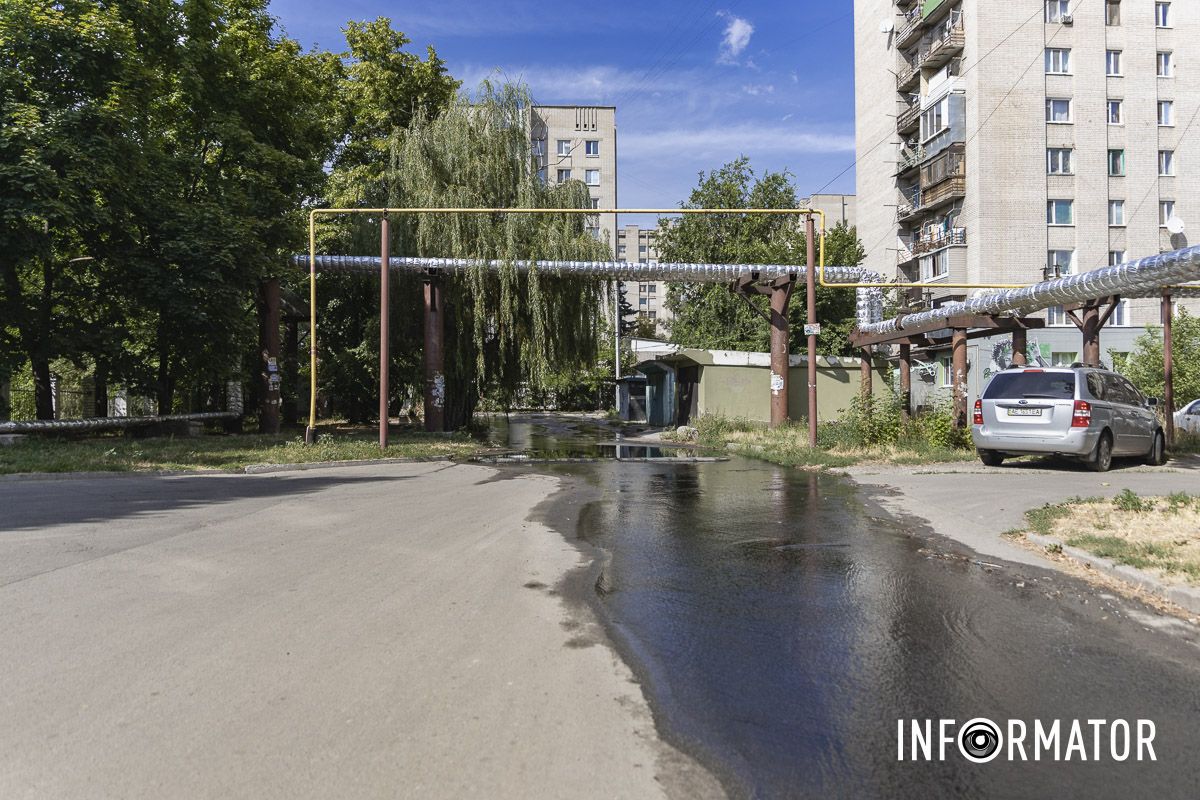 Стоит ужасная вонь: в Днепре на Набережной Победы улицу заливает черной водой с фекалиями 16