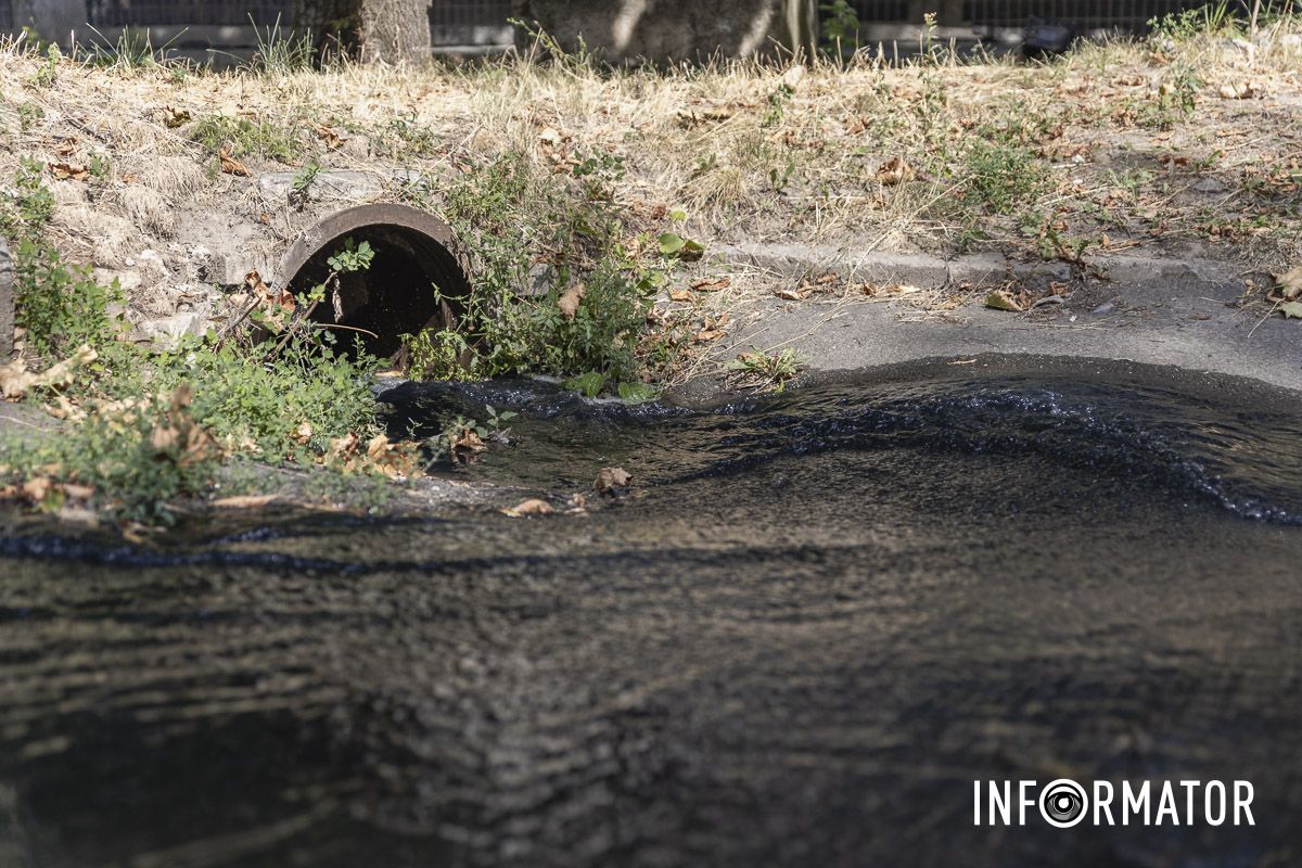 Стоит ужасная вонь: в Днепре на Набережной Победы улицу заливает черной водой с фекалиями 13