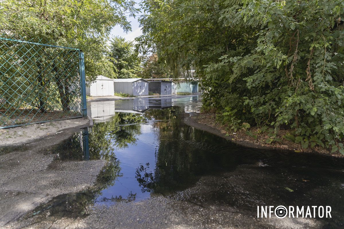 Стоит ужасная вонь: в Днепре на Набережной Победы улицу заливает черной водой с фекалиями 15