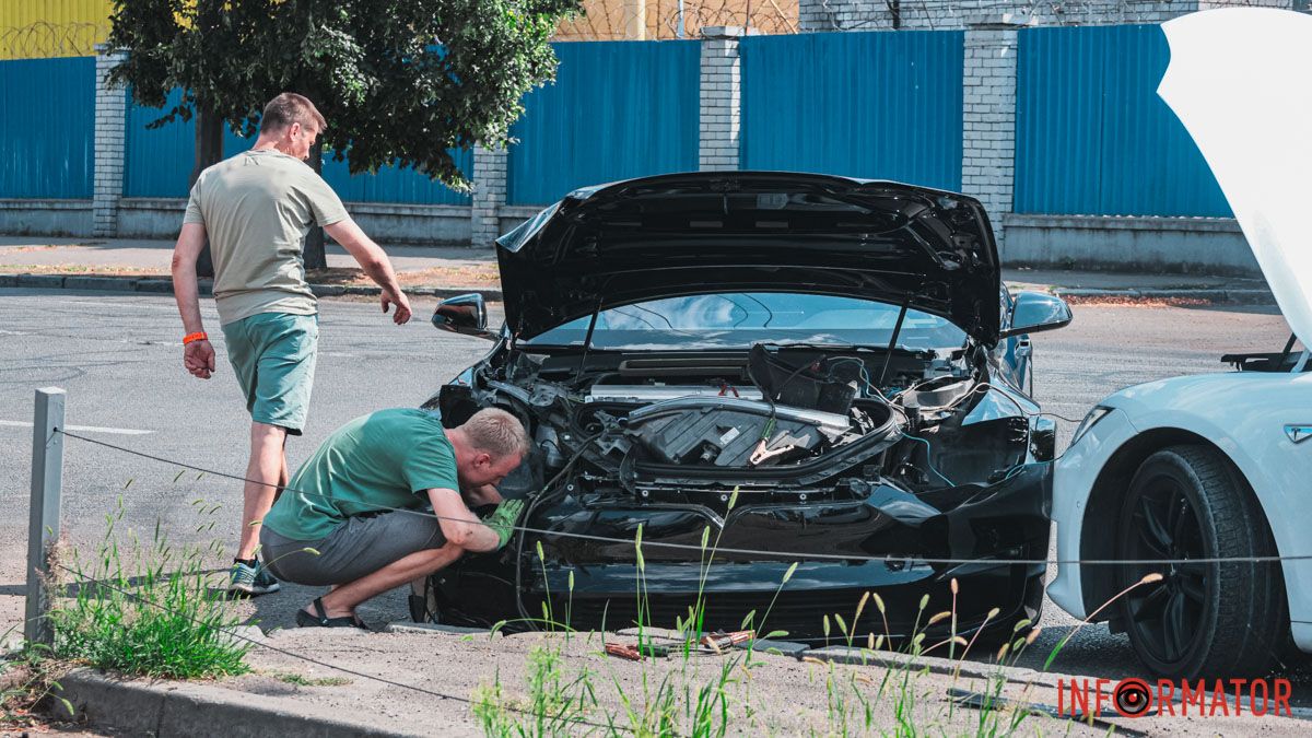 В Днепре на Сичеславской Набережной столкнулись Volkswagen и Tesla