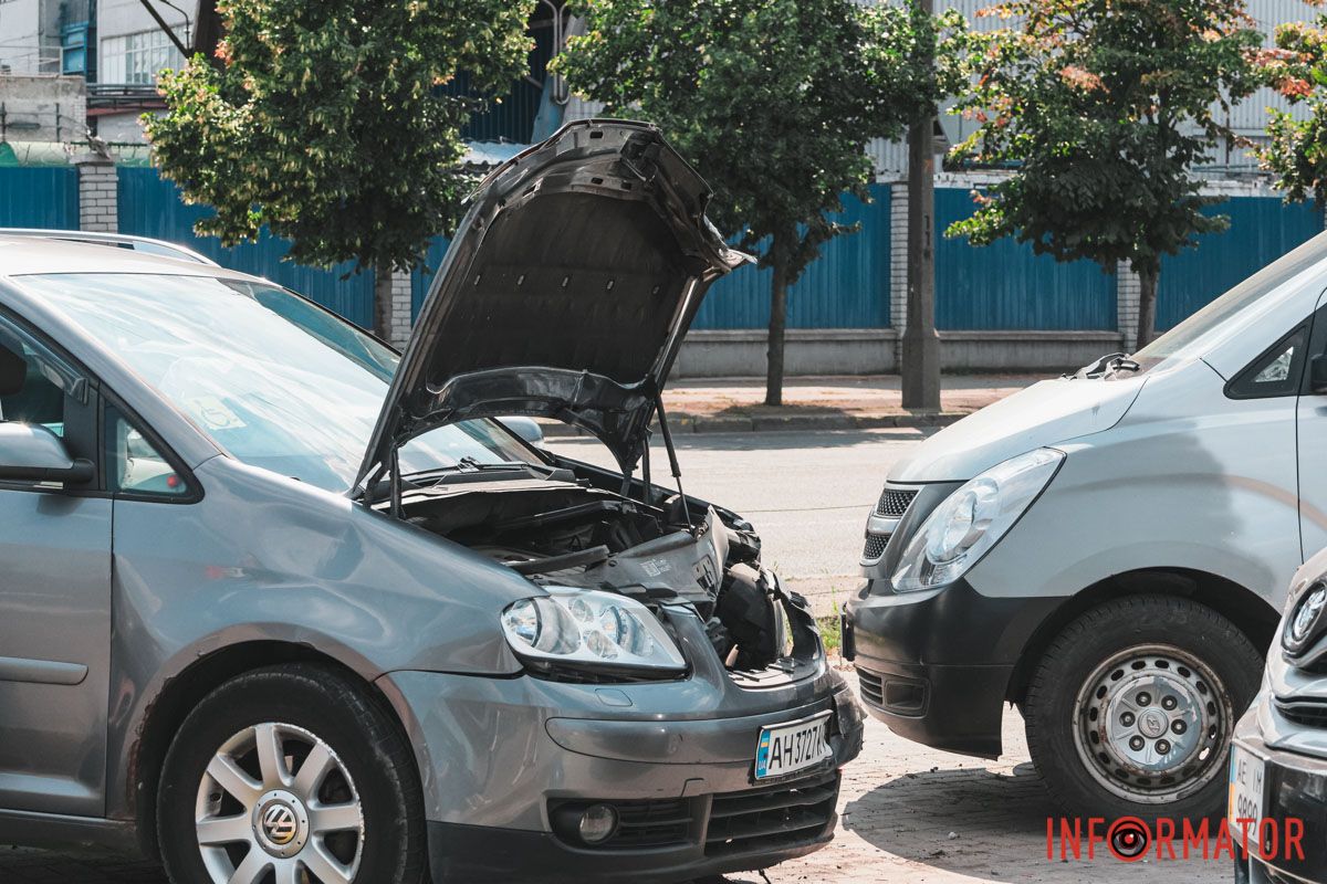 Будьте обережні на дорозі У Дніпрі на Січеславській Набережній зіштовхнулись Volkswagen та Tesla 10