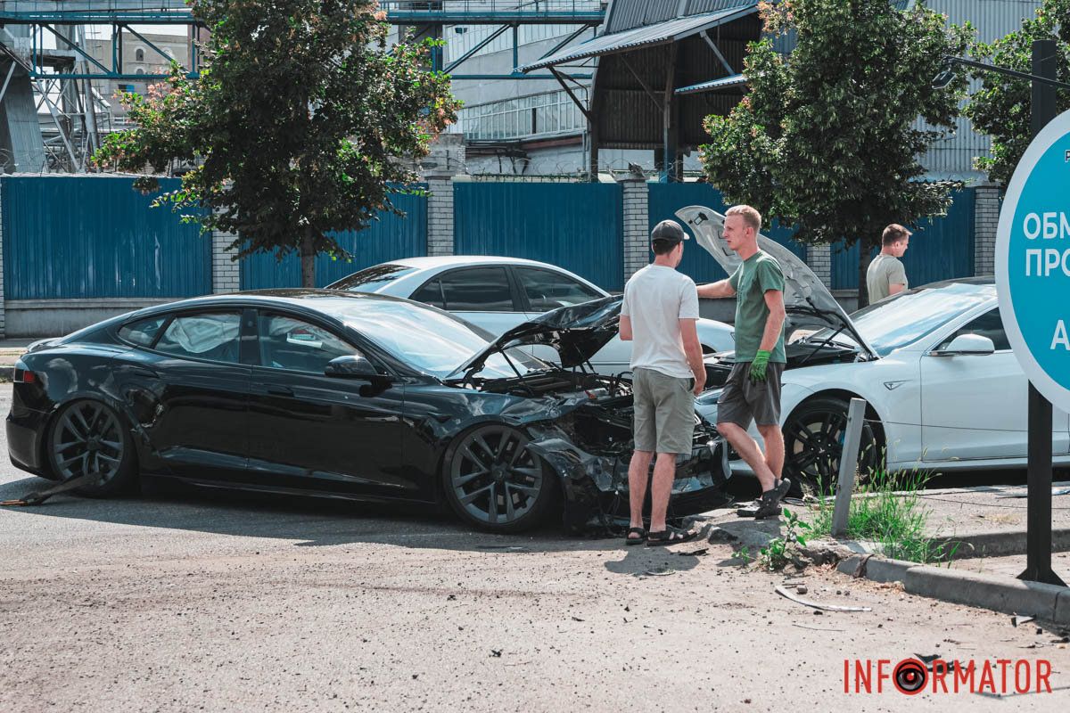 Бережіть себе У Дніпрі на Січеславській Набережній зіштовхнулись Volkswagen та Tesla 9