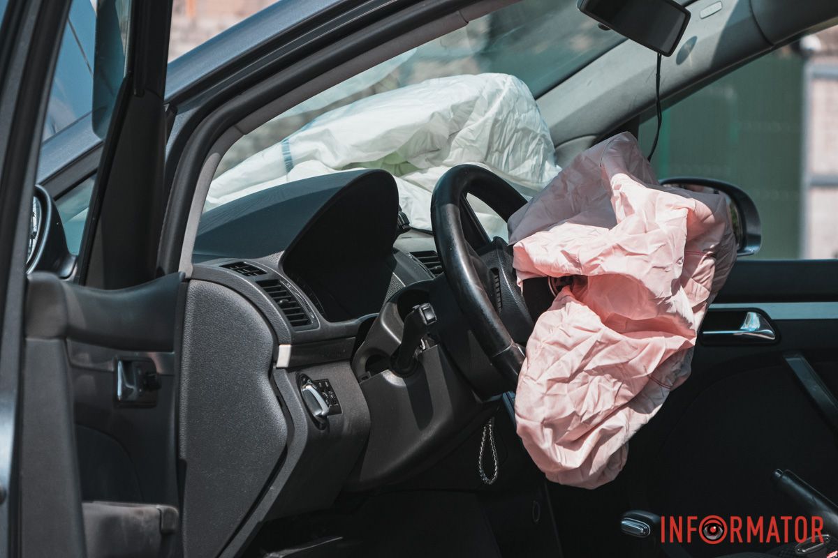 Подушка безпеки У Дніпрі на Січеславській Набережній зіштовхнулись Volkswagen та Tesla 7