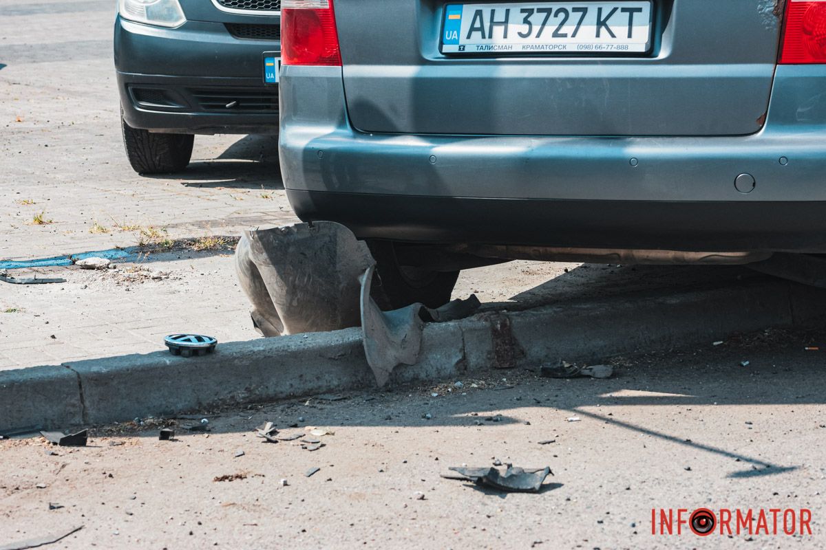 Пам'ятайте про ПДР У Дніпрі на Січеславській Набережній зіштовхнулись Volkswagen та Tesla 8