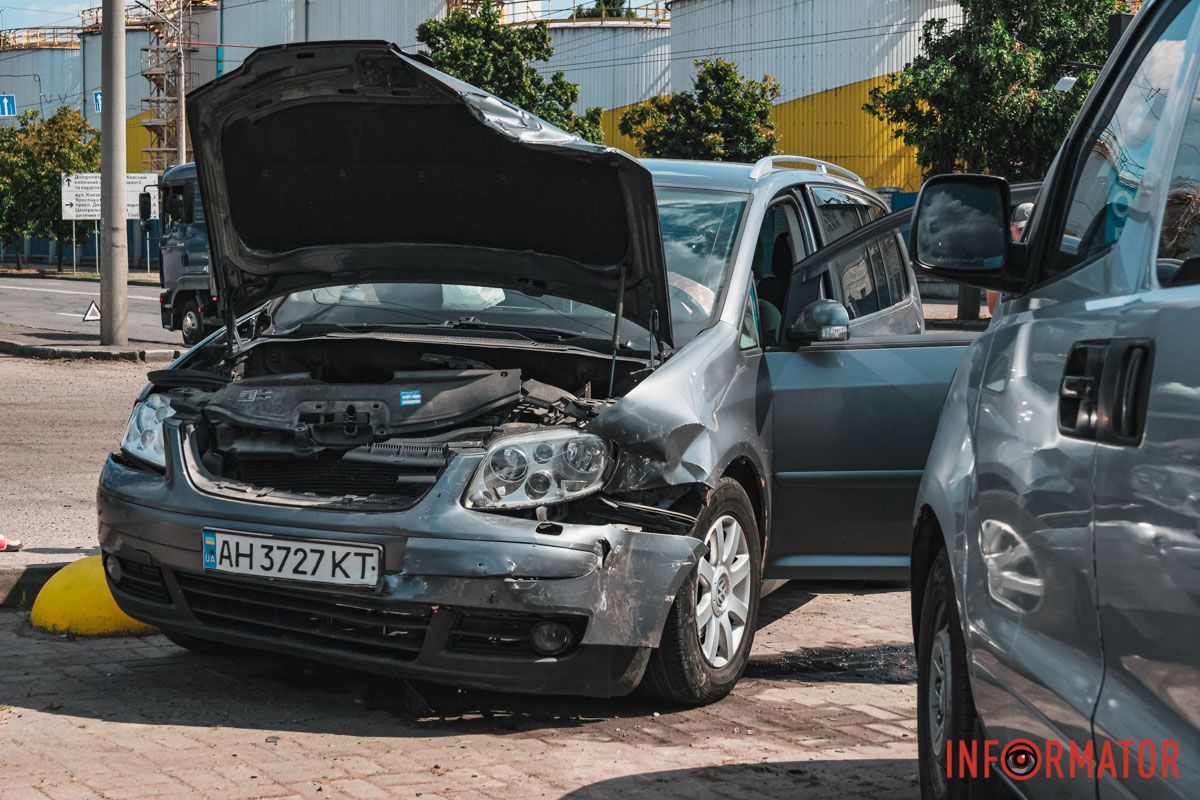 Автомобіль Tesla йшов на розворот У Дніпрі на Січеславській Набережній зіштовхнулись Volkswagen та Tesla 5