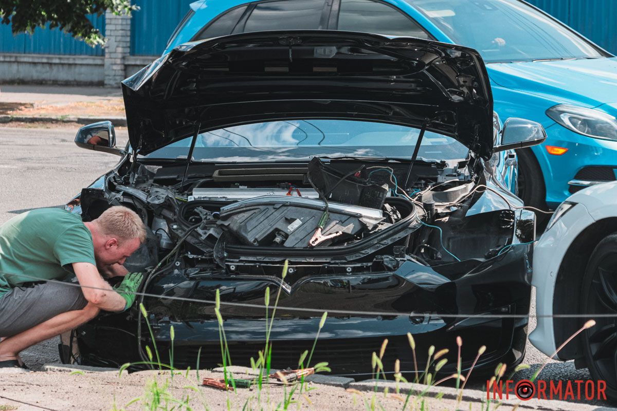 Водій Volkswagen розказав, що рухався по Січеславській Набережній в бік Амурського мосту У Дніпрі на Січеславській Набережній зіштовхнулись Volkswagen та Tesla 4