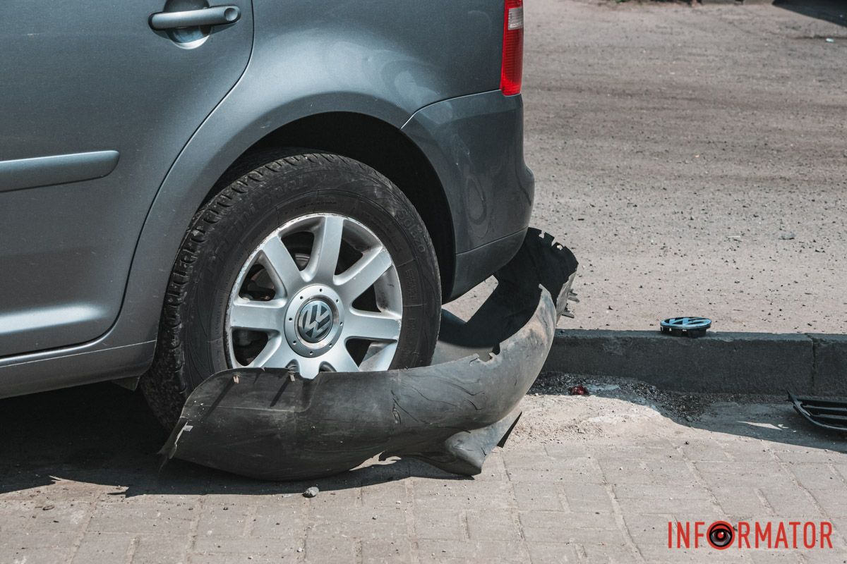 Інцидент трапився близько 13:55 У Дніпрі на Січеславській Набережній зіштовхнулись Volkswagen та Tesla 3