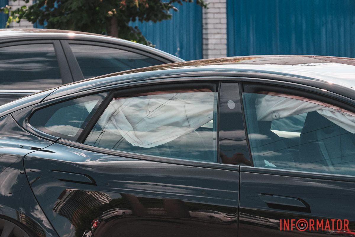 Тут зіштовхнулися Volkswagen та Tesla У Дніпрі на Січеславській Набережній зіштовхнулись Volkswagen та Tesla 2