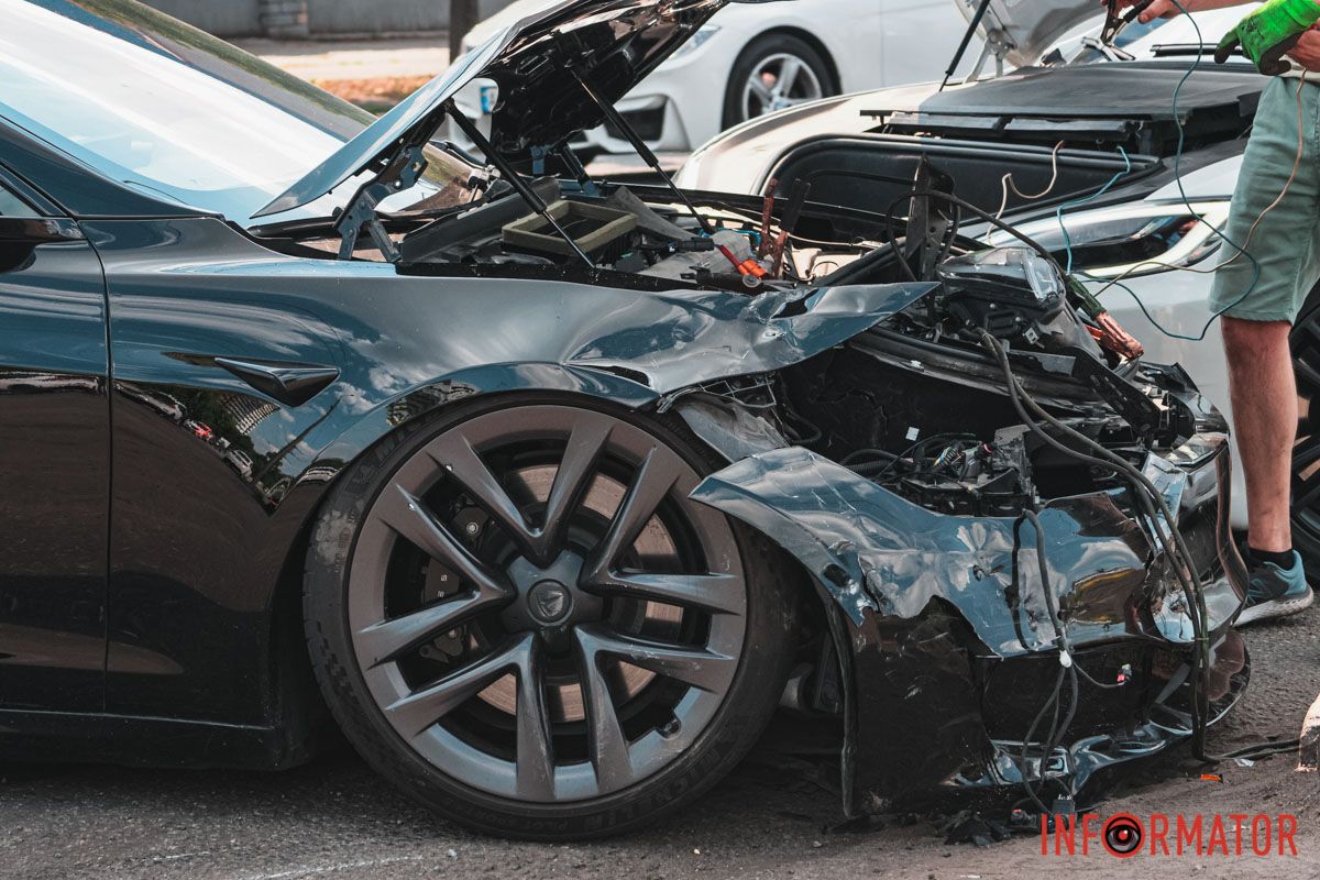 У суботу, 27 липня, на Січеславській Набережній сталася аварія У Дніпрі на Січеславській Набережній зіштовхнулись Volkswagen та Tesla 1