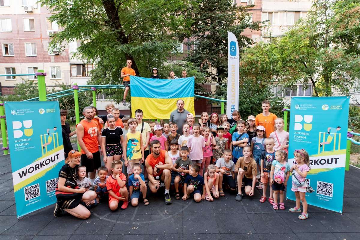 После этого состоялось спортивное шоу признанных мастеров и коллективная тренировка