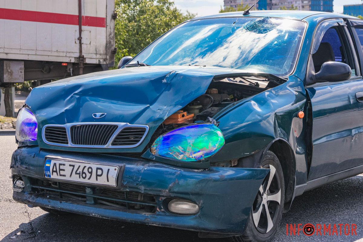 У Дніпрі на Передовій Daewoo влетів у ВАЗ: є постраждалі, рух ускладнений 4