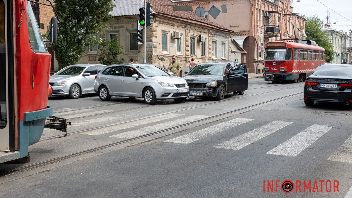 В Днепре на Архитектора Олега Петрова столкнулись Seat и Mitsubishi: движение трамваев №5 заблокировано