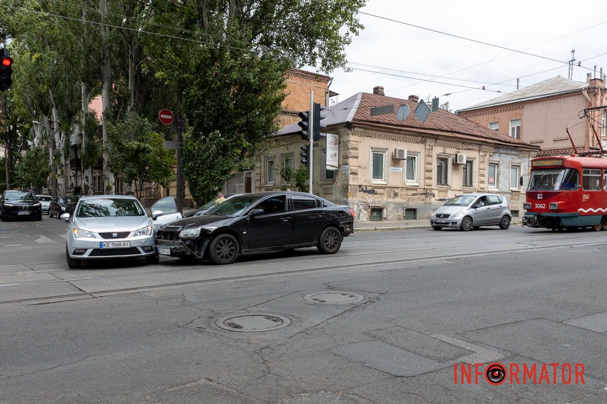 Станом на 13:50 на місце ДТП прибула поліція У Дніпрі на Архітектора Олега Петрова зіткнулись Seat та Mitsubishi: рух трамваїв №5 заблокований 6