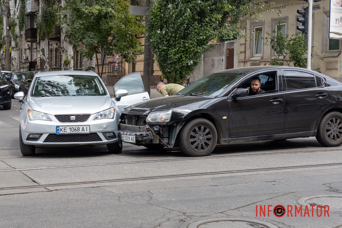Аварія сталася близько 13:30 У Дніпрі на Архітектора Олега Петрова зіткнулись Seat та Mitsubishi: рух трамваїв №5 заблокований 10
