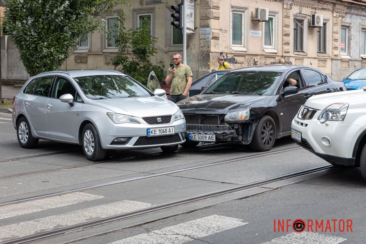 ДТП на вулиці Архітектора Олега Петрова У Дніпрі на Архітектора Олега Петрова зіткнулись Seat та Mitsubishi: рух трамваїв №5 заблокований 1