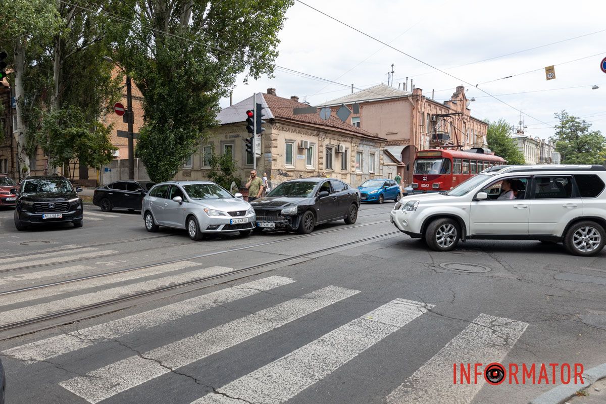 Всі обставини аварії зʼясовують У Дніпрі на Архітектора Олега Петрова зіткнулись Seat та Mitsubishi: рух трамваїв №5 заблокований 8