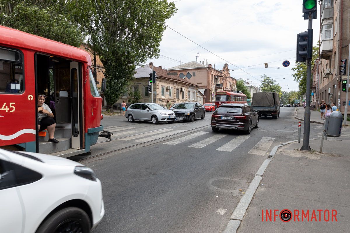 Зіткнулись Seat та Mitsubishi У Дніпрі на Архітектора Олега Петрова зіткнулись Seat та Mitsubishi: рух трамваїв №5 заблокований 2