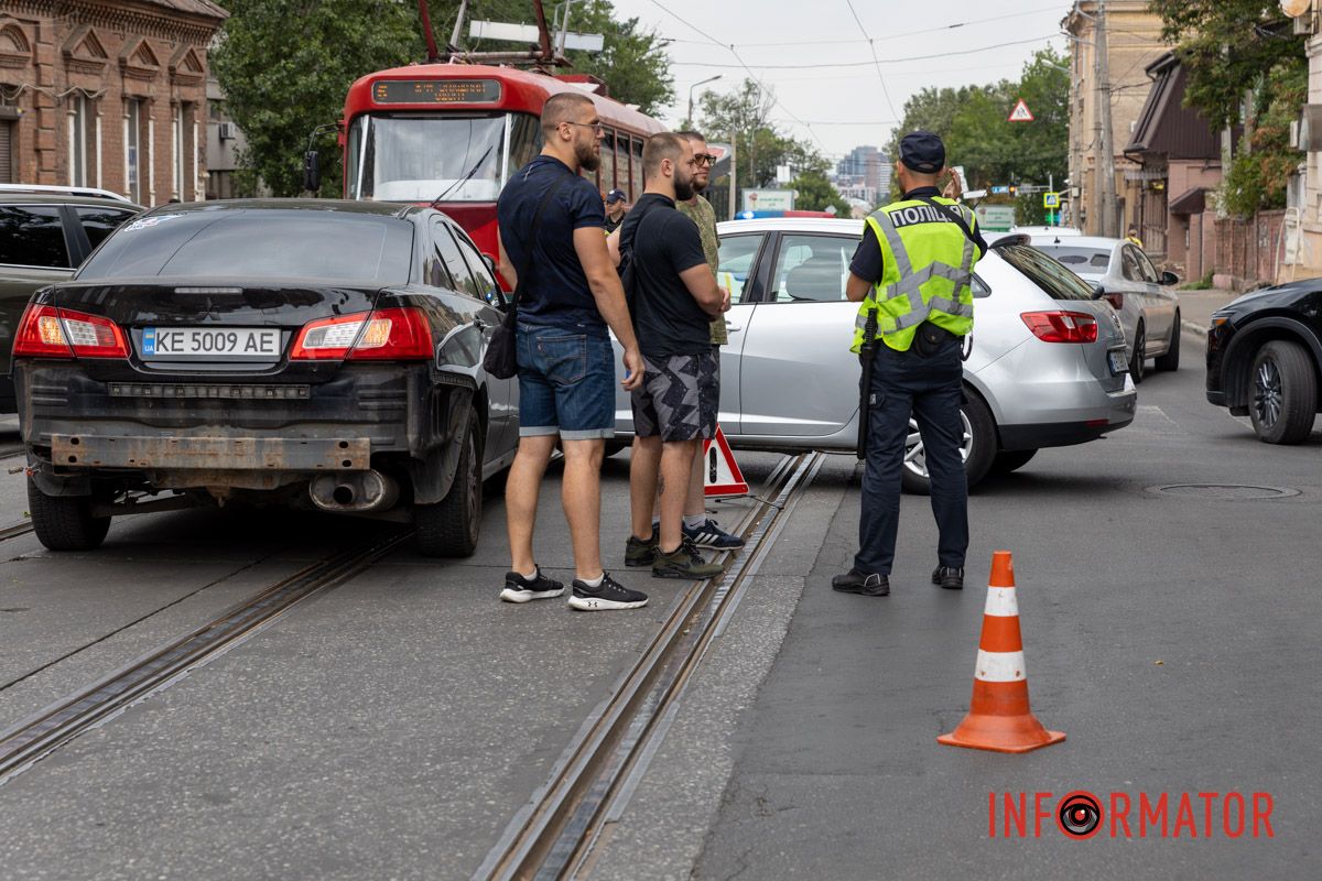 Рух трамваїв №5 заблокований в обох напрямках У Дніпрі на Архітектора Олега Петрова зіткнулись Seat та Mitsubishi: рух трамваїв №5 заблокований 7