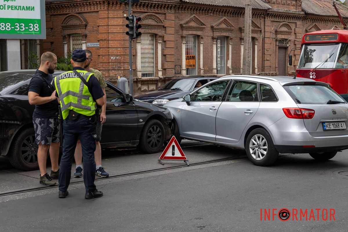 Автівки знаходять на середині перехрестя У Дніпрі на Архітектора Олега Петрова зіткнулись Seat та Mitsubishi: рух трамваїв №5 заблокований 5