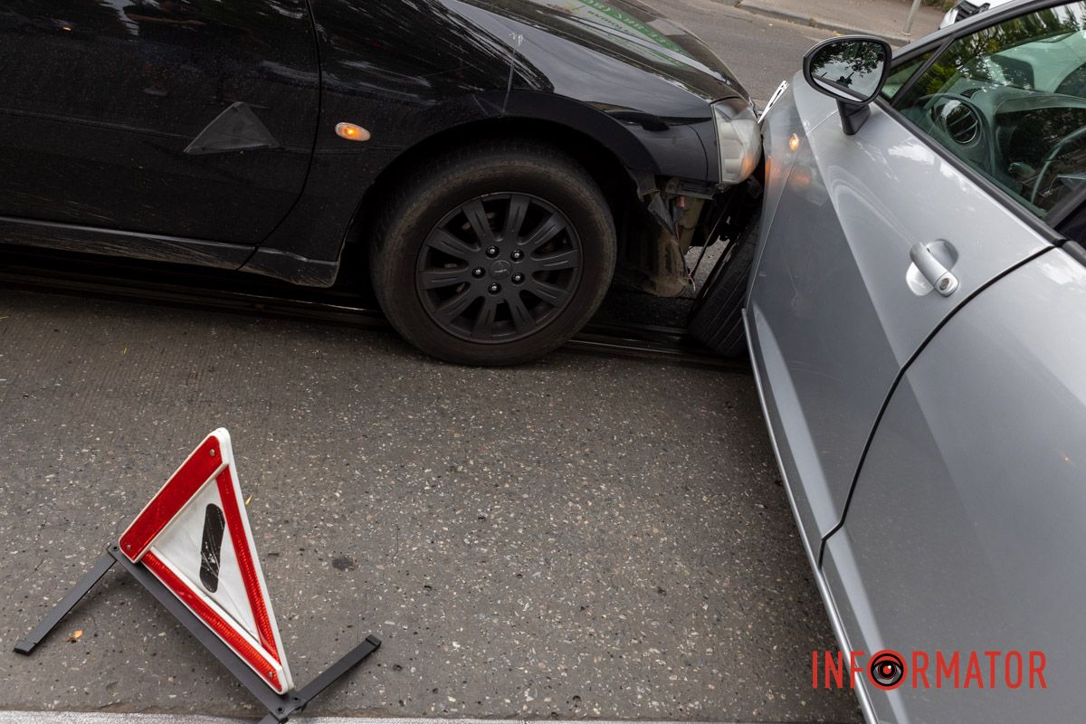 Рух ускладнено У Дніпрі на Архітектора Олега Петрова зіткнулись Seat та Mitsubishi: рух трамваїв №5 заблокований 11