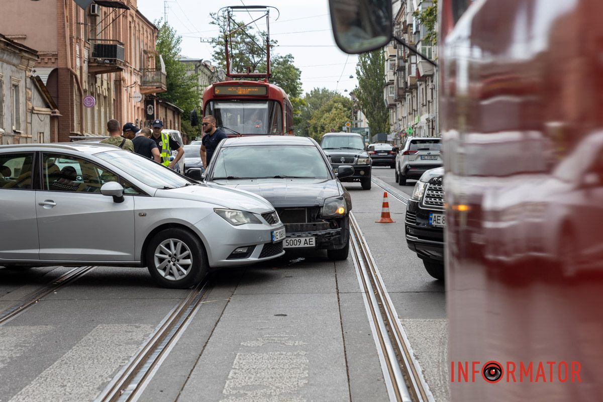 У Дніпрі на перехресті вулиць Архітектора Олега Петрова та Олеся Гончара У Дніпрі на Архітектора Олега Петрова зіткнулись Seat та Mitsubishi: рух трамваїв №5 заблокований 3