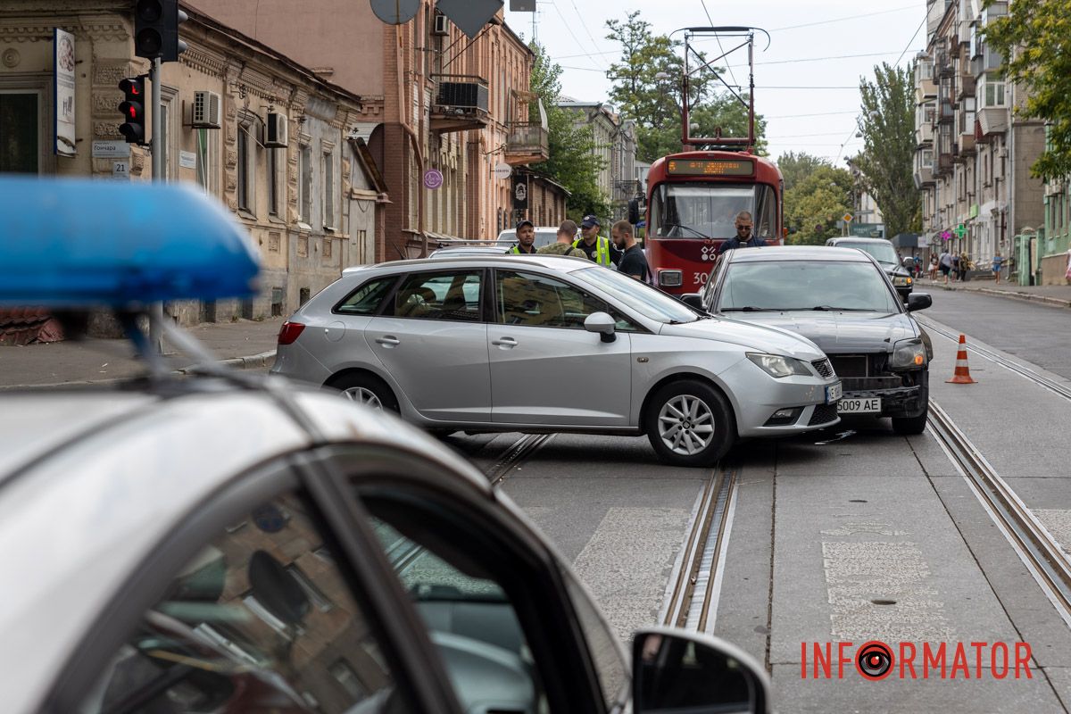 Трамваї №5 тимчасово курсують лише до вулиці Виконкомівської У Дніпрі на Архітектора Олега Петрова зіткнулись Seat та Mitsubishi: рух трамваїв №5 заблокований 9