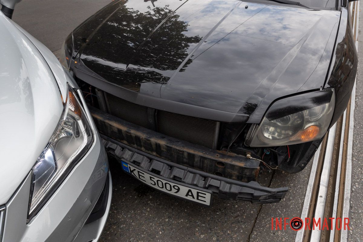 Попередньо, постраждалих немає У Дніпрі на Архітектора Олега Петрова зіткнулись Seat та Mitsubishi: рух трамваїв №5 заблокований 4