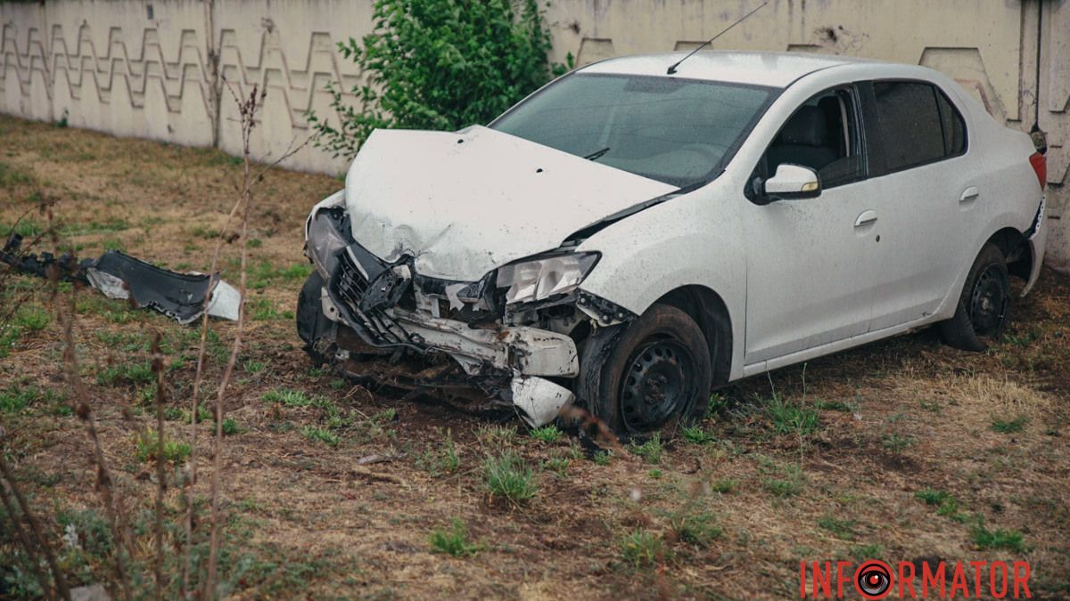 Не справился с управлением: в Днепре на Набережной Заводской Renault выехал на обочину и врезался в стену