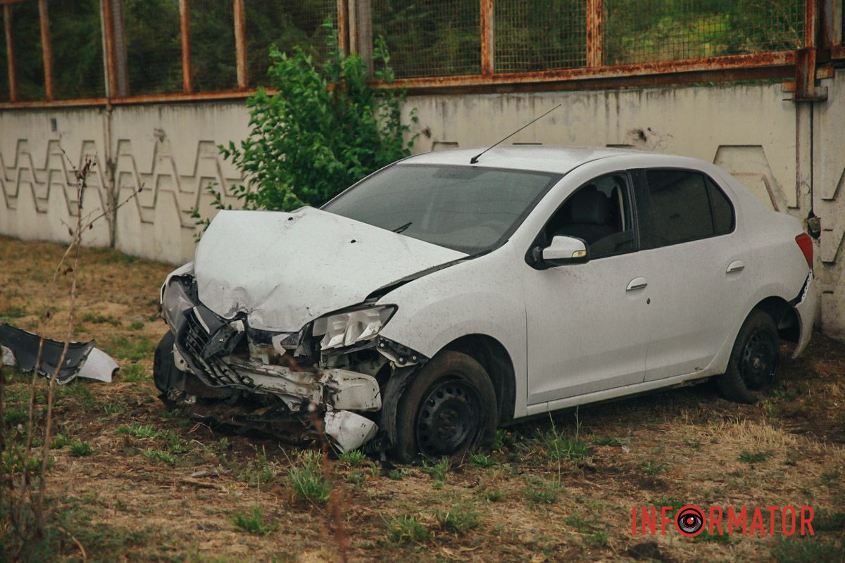Втратив керування: у Дніпрі на Набережній Заводській Renault виїхав на узбіччя та врізався в стіну 6