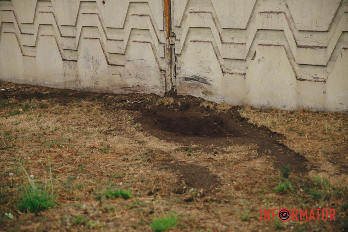 Втратив керування: у Дніпрі на Набережній Заводській Renault виїхав на узбіччя та врізався в стіну 7