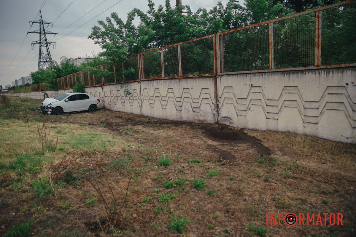 Втратив керування: у Дніпрі на Набережній Заводській Renault виїхав на узбіччя та врізався в стіну 3