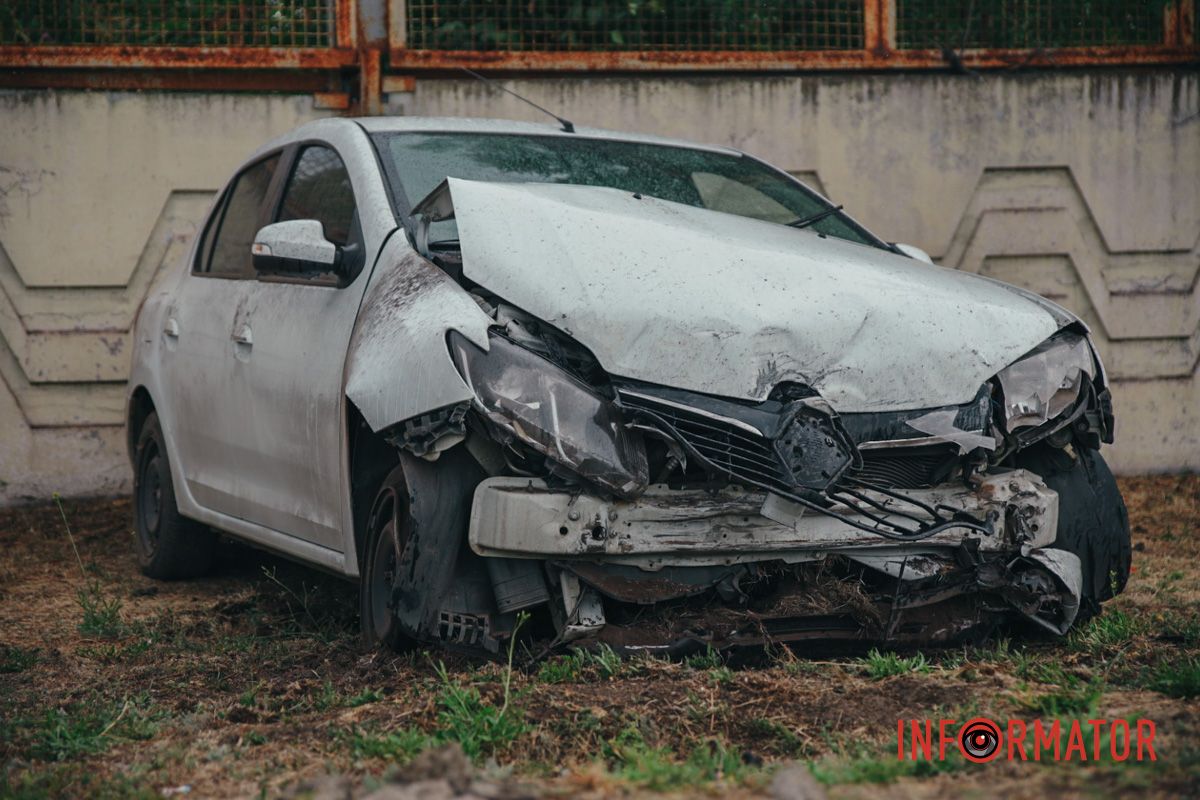 Втратив керування: у Дніпрі на Набережній Заводській Renault виїхав на узбіччя та врізався в стіну 4