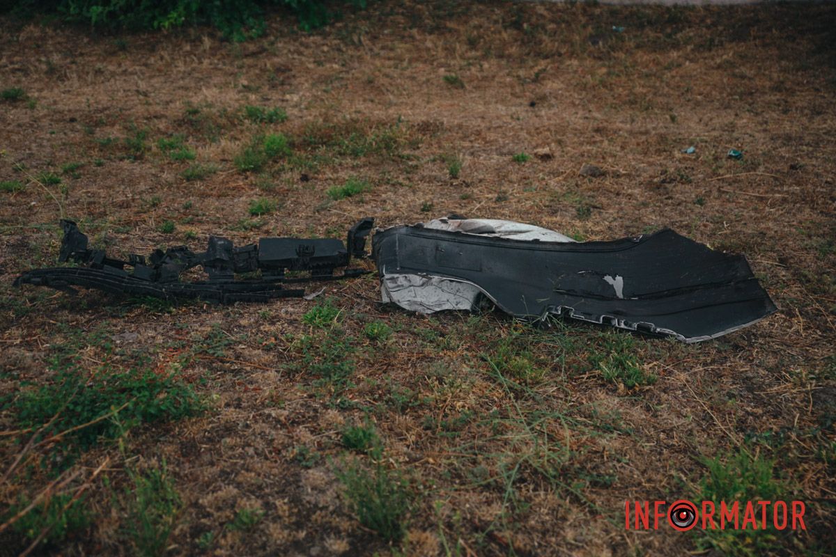 Втратив керування: у Дніпрі на Набережній Заводській Renault виїхав на узбіччя та врізався в стіну 9