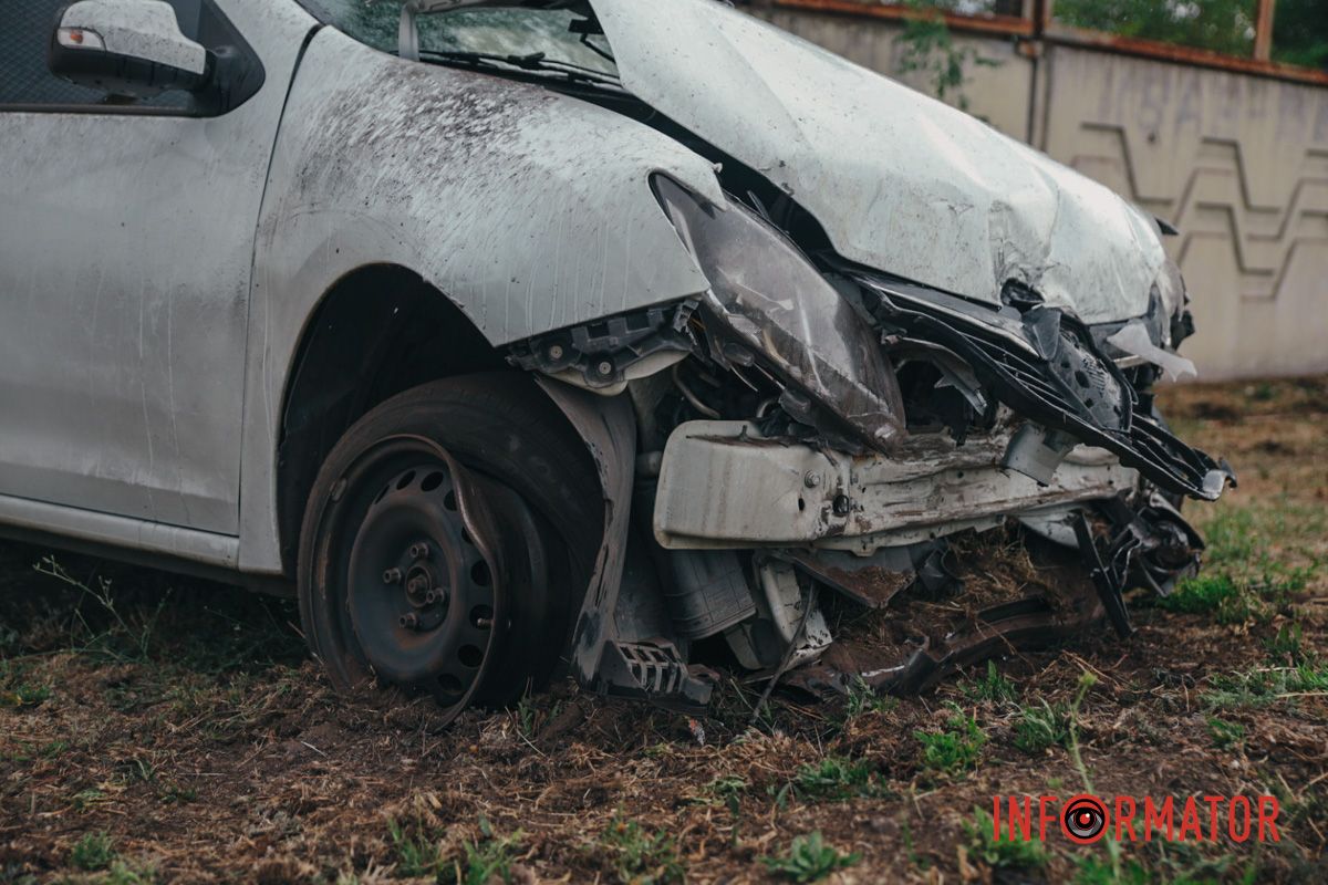 Втратив керування: у Дніпрі на Набережній Заводській Renault виїхав на узбіччя та врізався в стіну 2