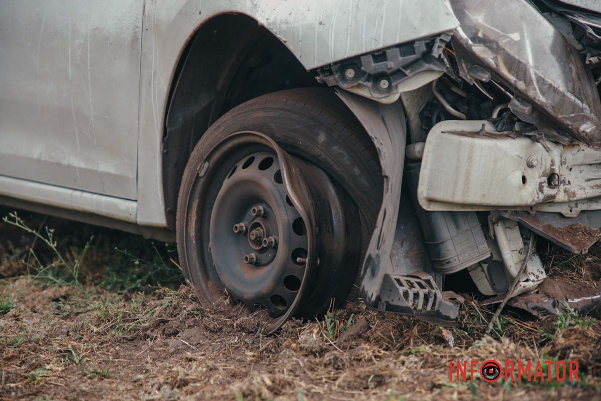 Втратив керування: у Дніпрі на Набережній Заводській Renault виїхав на узбіччя та врізався в стіну 8