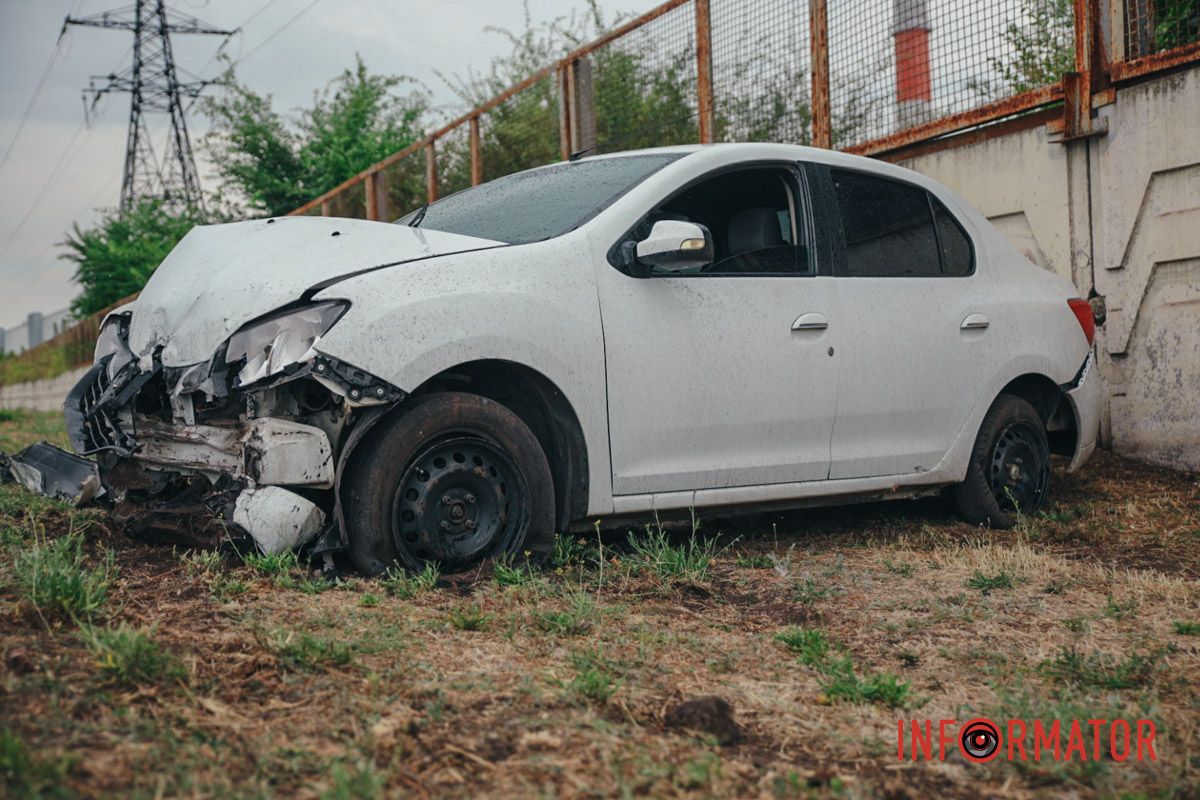 Втратив керування: у Дніпрі на Набережній Заводській Renault виїхав на узбіччя та врізався в стіну 1