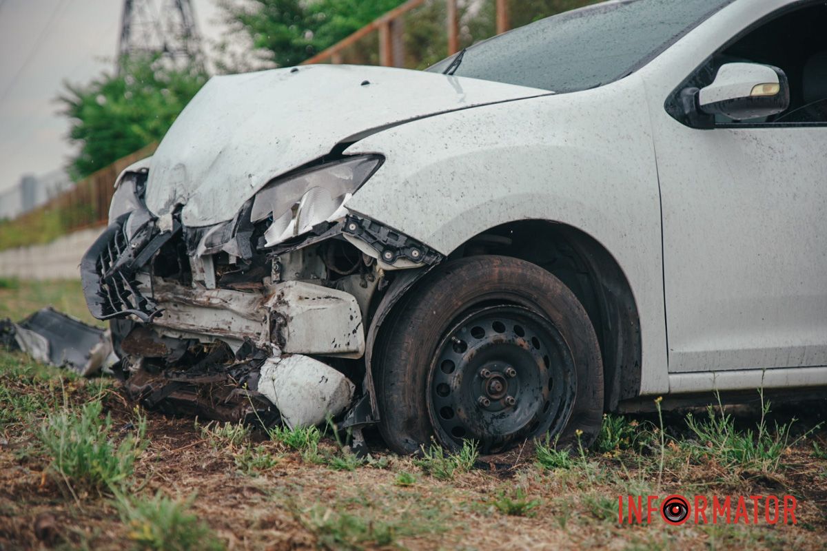 Втратив керування: у Дніпрі на Набережній Заводській Renault виїхав на узбіччя та врізався в стіну 10