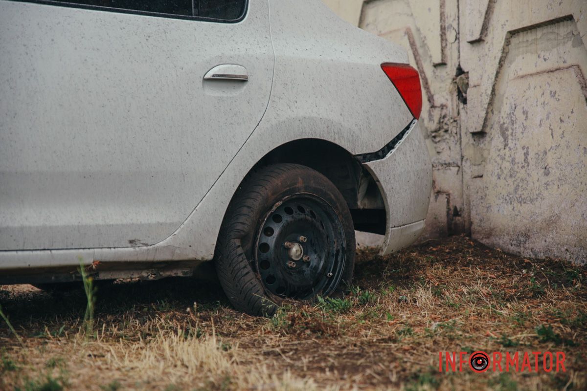 Втратив керування: у Дніпрі на Набережній Заводській Renault виїхав на узбіччя та врізався в стіну 5