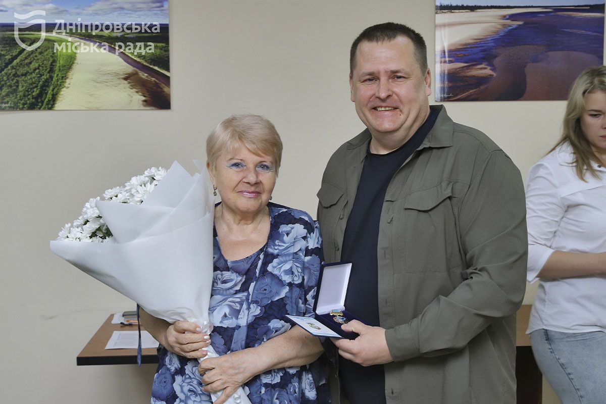 Недавно в Днепре основали специальную награду нового образца - медаль «Труд, который нельзя недооценивать»: Филатов вручил награды врачам Днепра 5