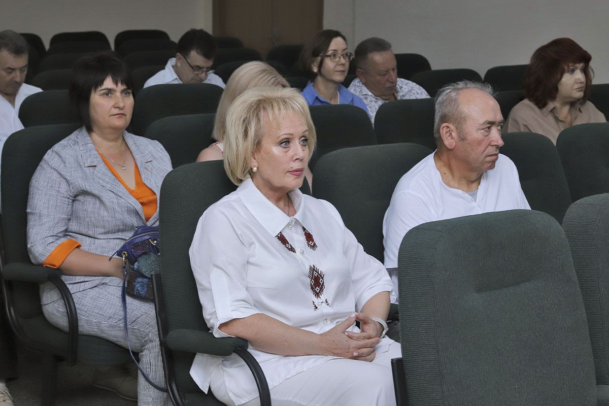 Несмотря на постоянные обстрелы, отключение света и остальные вызовы войны, врачи Днепра продолжают готовы работать «Труд, который нельзя недооценивать»: Филатов вручил награды врачам Днепра 4