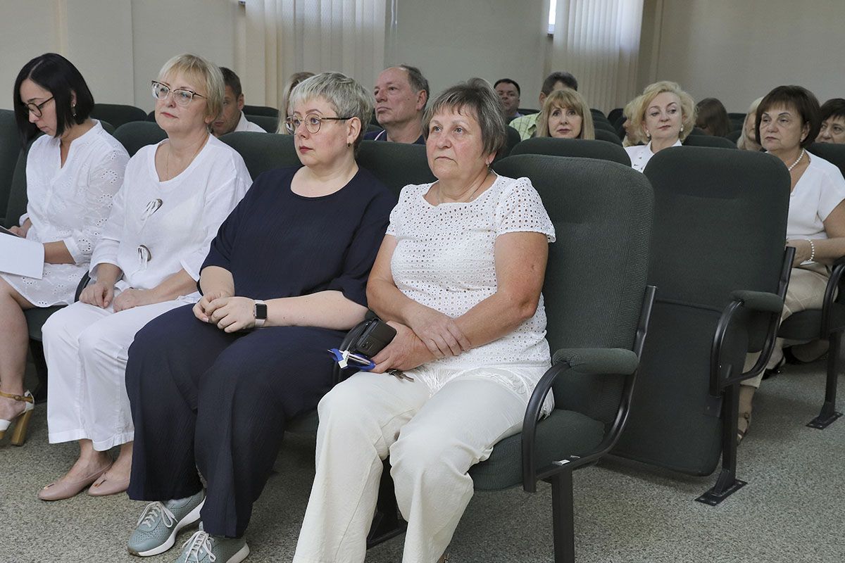 "Почему все мы остаемся? Это ответственность, воодушевление, это просто - человечность", - Елена Коваленко. «Труд, который нельзя недооценивать»: Филатов вручил награды врачам Днепра 6