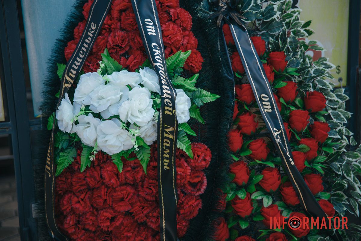 Красные розы на закрытом гробу: в Днепре десятки человек пришли проститься с убитым активистом Михаилом Тонконогим 17